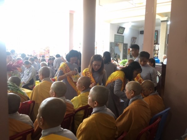 NGHI THỨC BÔNG HỒNG CÀI ÁO